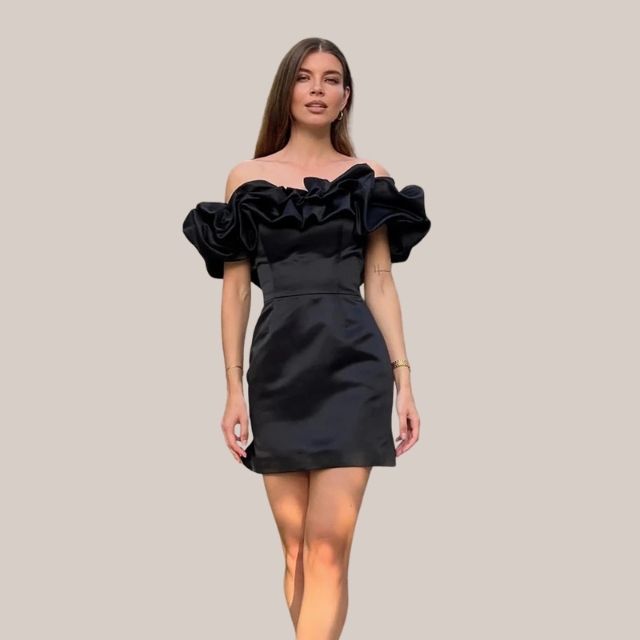 Anoushka® | Vestido de cóctel con hombros descubiertos y detalle de volantes