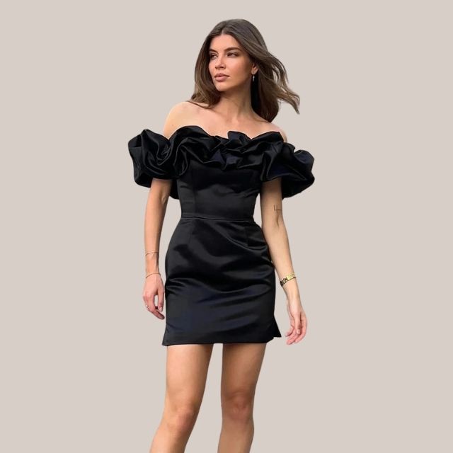 Anoushka® | Vestido de cóctel con hombros descubiertos y detalle de volantes