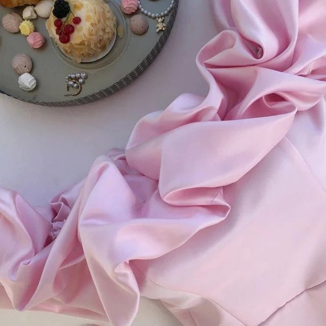 Anoushka® | Vestido de cóctel con hombros descubiertos y detalle de volantes