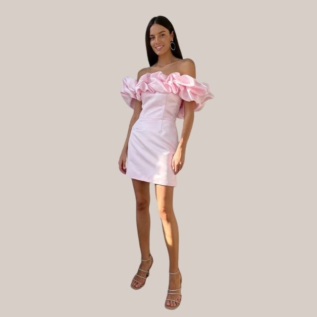 Anoushka® | Vestido de cóctel con hombros descubiertos y detalle de volantes