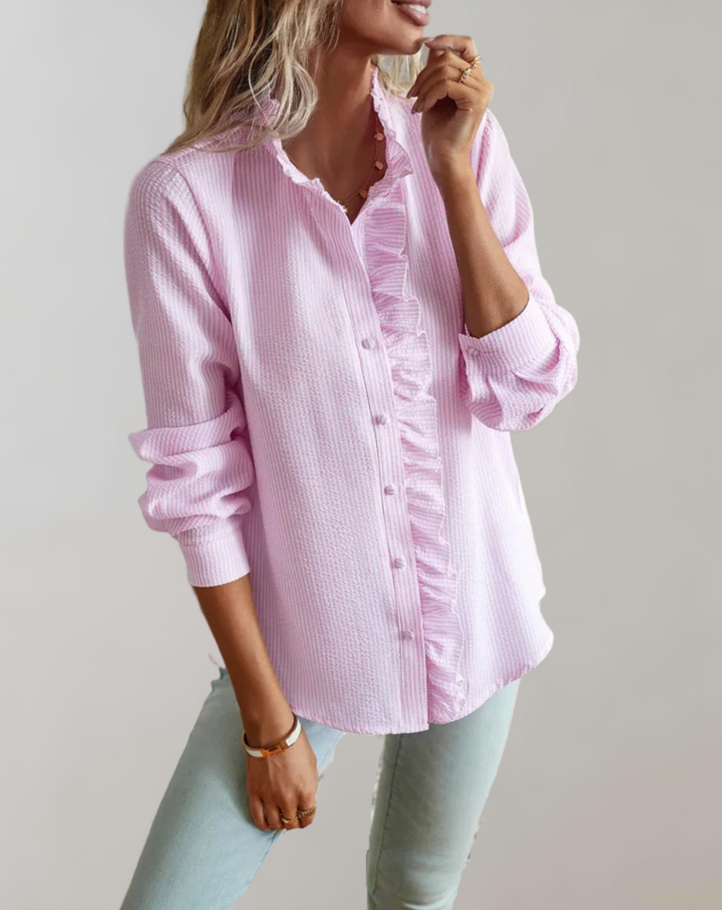 Abelia® | Top holgado con volantes, cuello alto, cierre de botones y manga larga