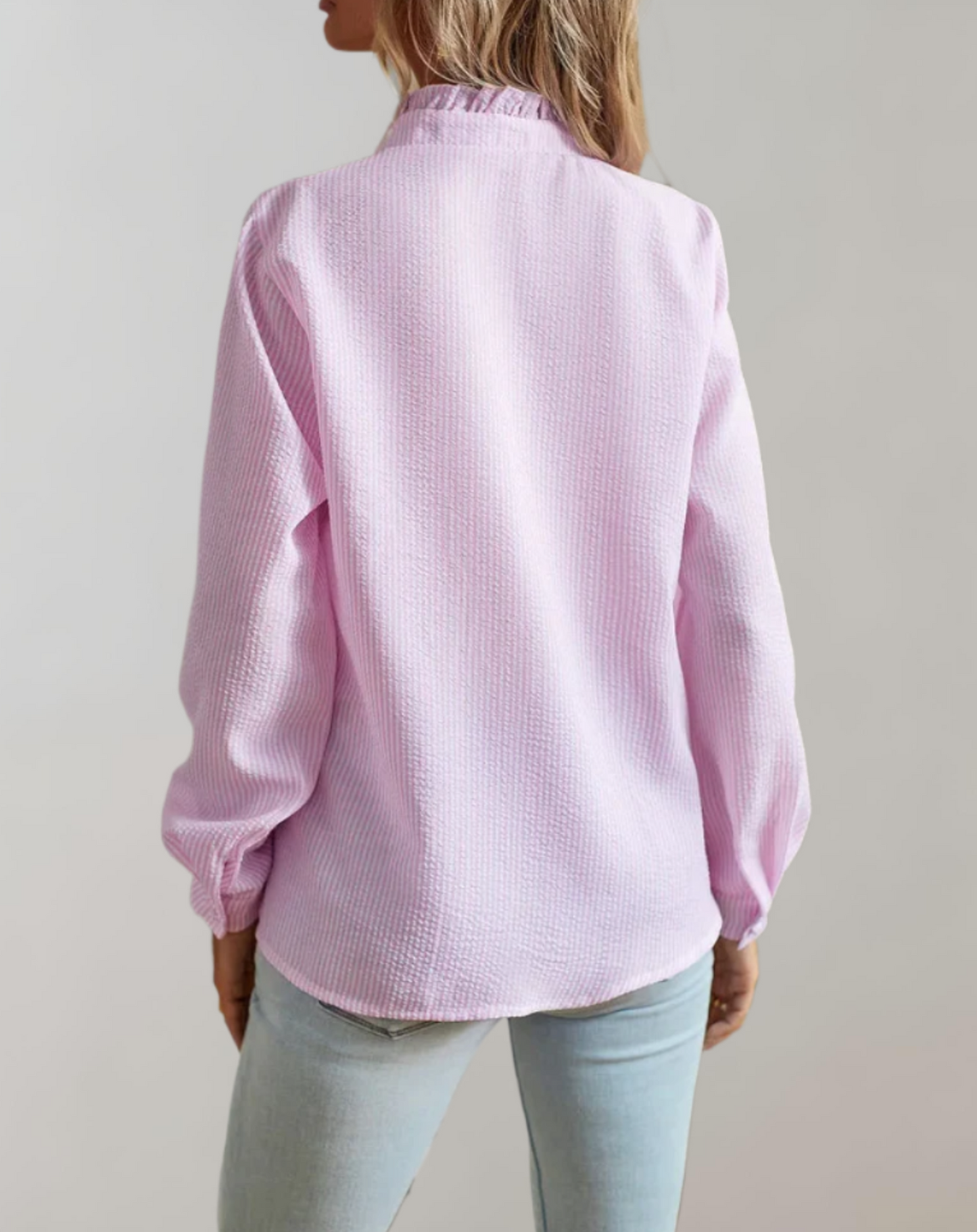 Abelia® | Top holgado con volantes, cuello alto, cierre de botones y manga larga