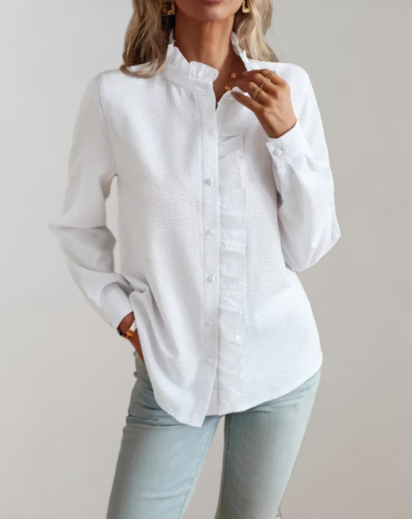 Abelia® | Top holgado con volantes, cuello alto, cierre de botones y manga larga
