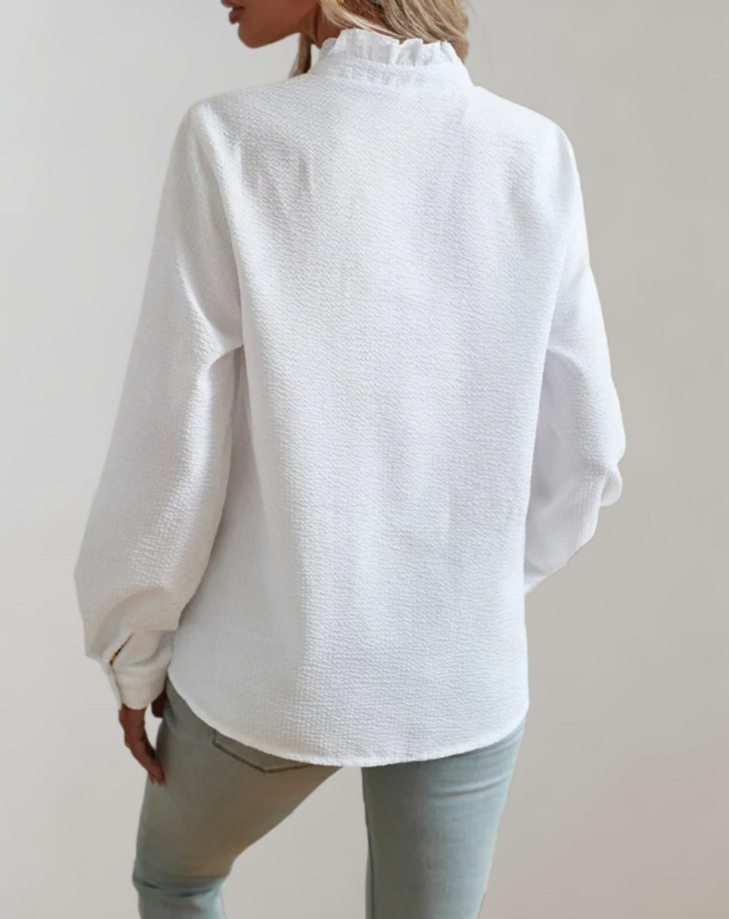 Abelia® | Top holgado con volantes, cuello alto, cierre de botones y manga larga