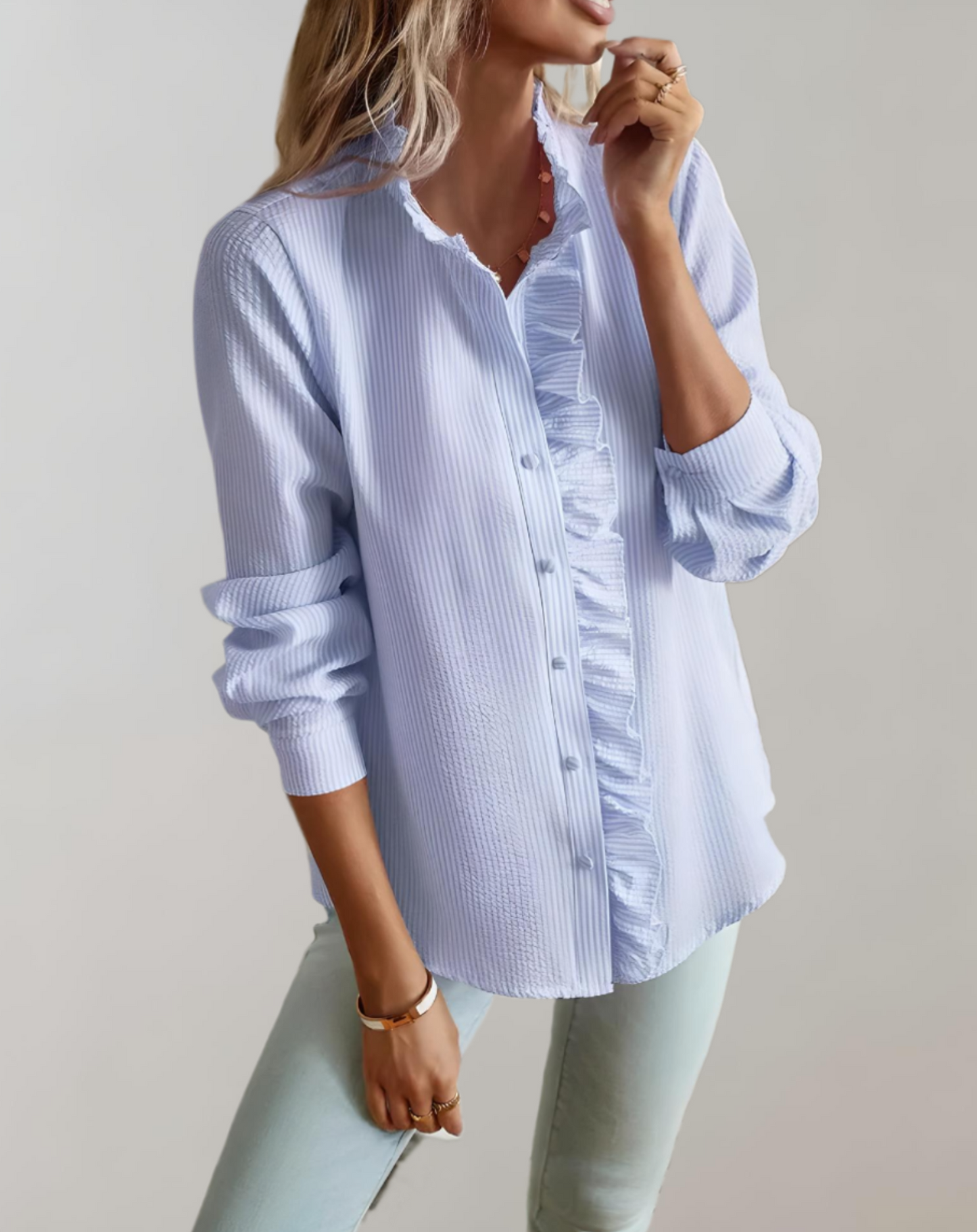 Abelia® | Top holgado con volantes, cuello alto, cierre de botones y manga larga