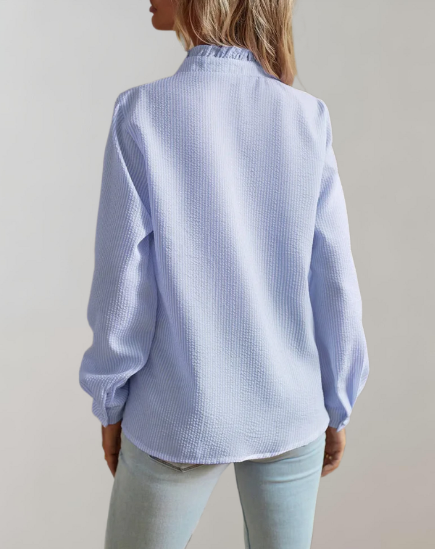 Abelia® | Top holgado con volantes, cuello alto, cierre de botones y manga larga