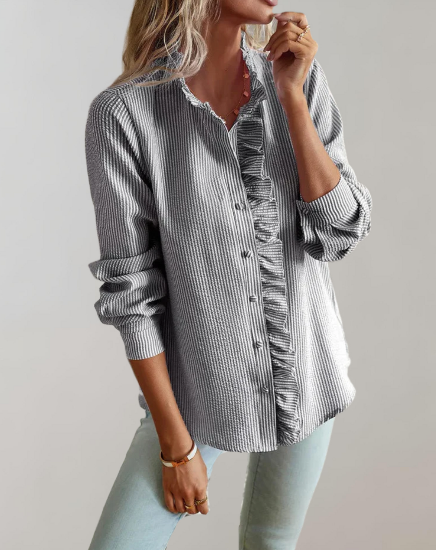 Abelia® | Top holgado con volantes, cuello alto, cierre de botones y manga larga