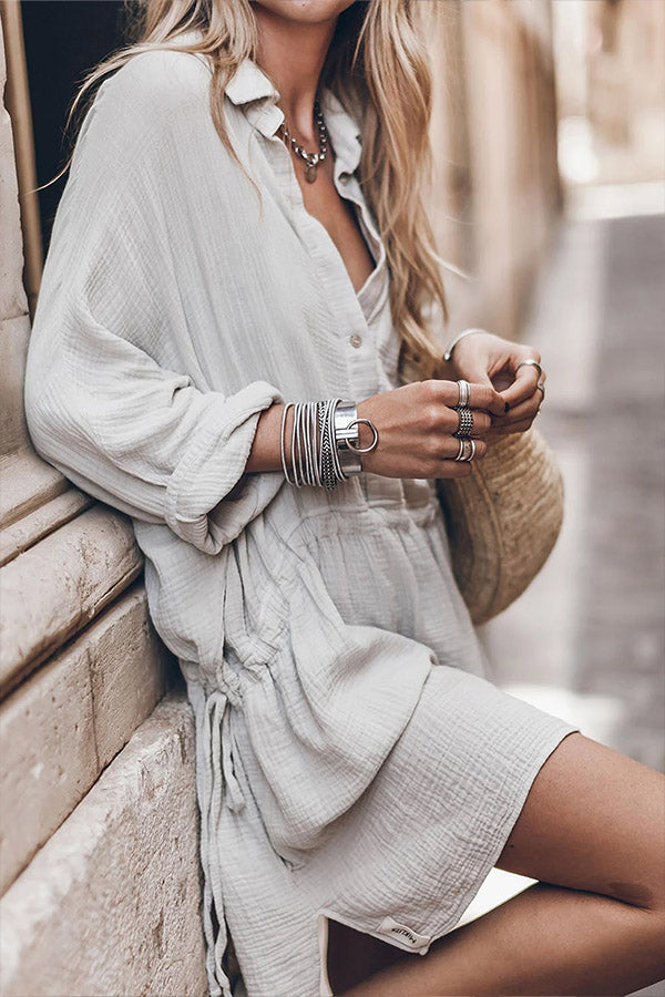 Marjorie® | Vestido estructurado gris con manga remangada y cordón abotonado